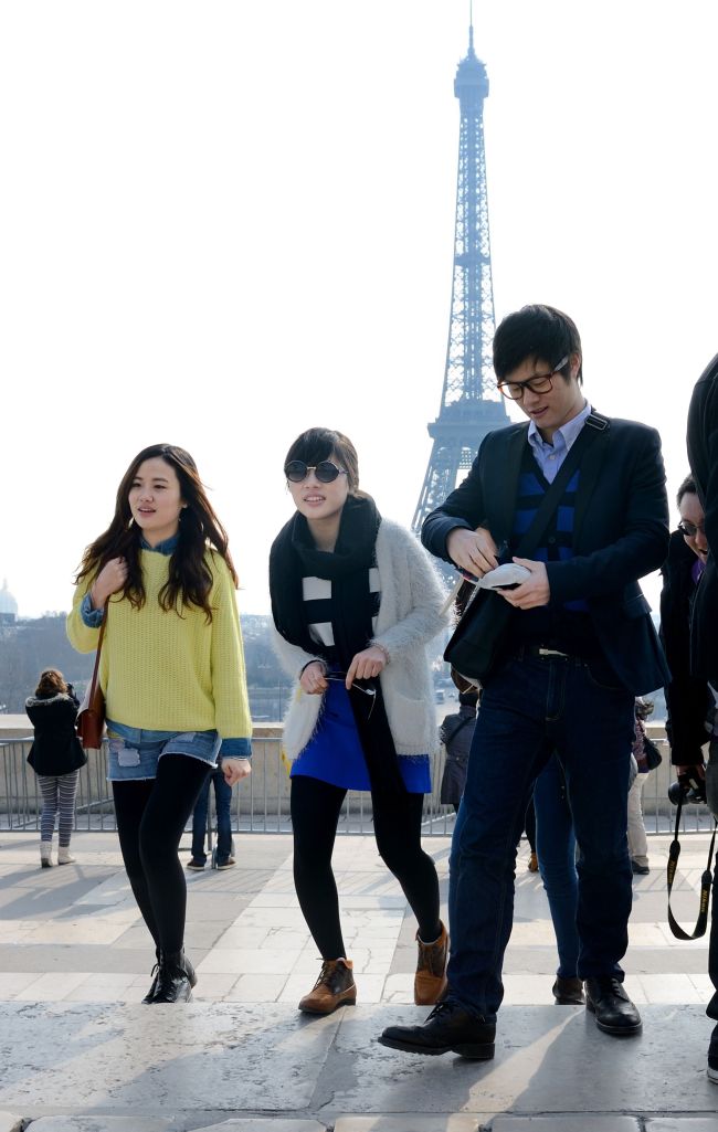 Chinese tourists visit the Trocadero which gives a good view of the Eiffel tower in Paris on March 27.   AFP-Yonhap News