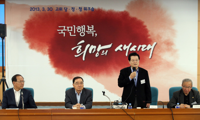 Presidential Chief of Staff Huh Tae-yeol speaks during the first three-way workshop among the Saenuri Party, the Cabinet and the presidential office at the Central Officials Training Institute in Gwacheon, Gyeonggi Province, Saturday. From left are Saenuri Party Chairman Hwang Woo-yea, Prime Minister Chung Hong-won, Huh and Deputy Prime Minister Hyun Oh-seok.   Yonhap News