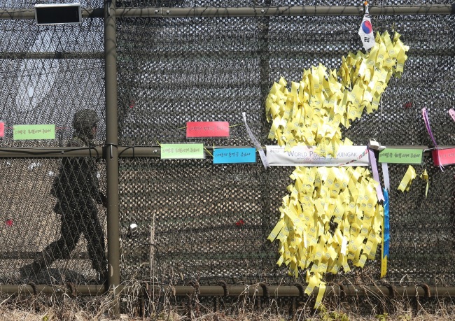 A South Korea solder walks along the Imjin River near the inter-Korean border in Paju, Gyeonggi Province, on Sunday. (Yonhap News)