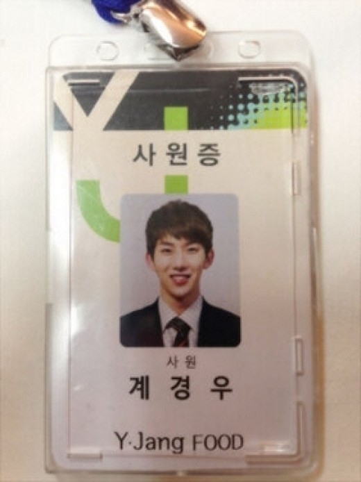 조권(가수/2AM)
그룹 투에이엠 멤버 조권(23)이 사원증을 공개하며 드라마 홍보에 나섰다.