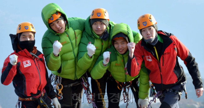 북한산 경찰산악구조대가 인수봉에서 훈련을 하며 파이팅을 외치고 있다.<br />김명섭 기자 msiron@heraldcorp.com
북한산 경찰산악구조대가 인수봉에서 훈련을 하며 파이팅을 외치고 있다.
김명섭 기자 msiron@heraldcorp.com
북한산 경찰산악구조대가 인수봉에서 훈련을 하며 파이팅을 외치고 있다.
김명섭 기자 msiron@heraldcorp.com