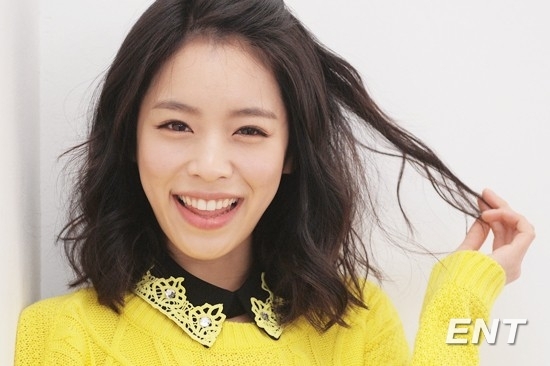 홍아름(영화배우)
MBC 드라마 ‘무신’에서 볼 때마다 매를 맞는다 해서 일명 ‘볼매녀’로 안방극장에 눈도장을 찍었던 배우 홍아름. 그 인기에 힘입어서 드라마에서 다른 배역으로 재등장해 시청자들은 물론이고 함께 호흡을 맞췄던 김주혁까지 놀라게 한 그가 다시 브라운관에 모습을 드러냈다.