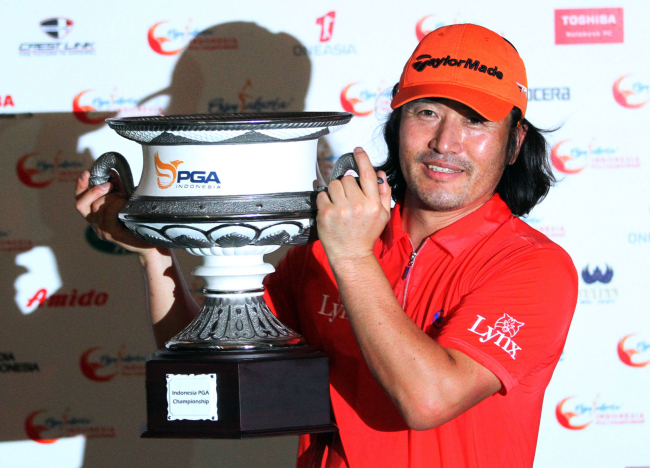CHOI RULES: Korea’s Choi Ho-sung survived a nervous three-hour storm delay on his last hole before winning the Indonesia PGA Championship by two strokes. The 40-year-old, who was one shot behind the overnight leader, returned to the course after the long wait and birdied the last hole.   AP-Yonhap News