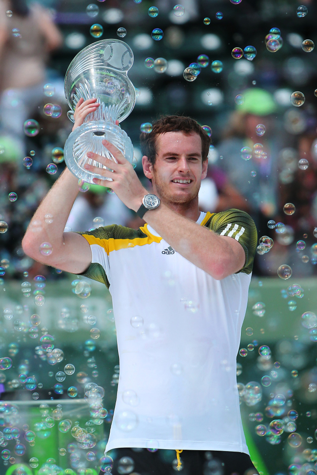 Andy Murray celebrates with the winner’s trophy on Sunday.   AP-Yonhap News