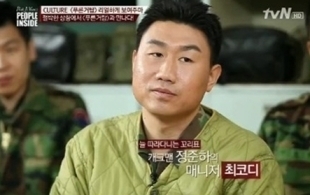 최종훈(영화배우)
석사 논문 표절 의혹을 받은 배우 김혜수와 경찰의 음주 측정 요구를 거부해 면허취소와 함께 불구속 입건된 배우 최종훈은 출연하고 있는 드라마에서 하차해야 한다는 의견이 거세게 나오지 않고 있다.