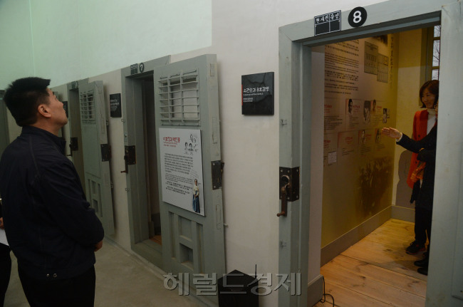4월1일 서대문독립공원내 서대문형무소의 여옥사가 전시준비를 마치고 오늘 개원을 했다.<br />관계자들이 시설을 둘러보고 있다.<br />정희조 기자/checho@heraldcorp.com  130401
4월1일 서대문독립공원내 서대문형무소의 여옥사가 전시준비를 마치고 오늘 개원을 했다.
관계자들이 시설을 둘러보고 있다.
정희조 기자/checho@heraldcorp.com  130401
4월1일 서대문독립공원내 서대문형무소의 여옥사가 전시준비를 마치고 오늘 개원을 했다.
관계자들이 시설을 둘러보고 있다.
정희조 기자/checho@heraldcorp.com  130401
