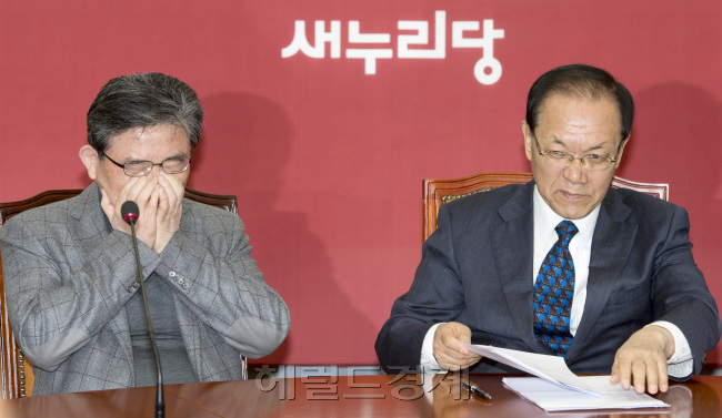 새누리당은 1일 국회에서 최고위원회의를 열어 4·24 재보궐선거 기초의원·기초단체장 무공천 여부를 논의하고 있다. 박현구 기자phko@heraldcorp.com
새누리당은 1일 국회에서 최고위원회의를 열어 4·24 재보궐선거 기초의원·기초단체장 무공천 여부를 논의하고 있다. 박현구 기자phko@heraldcorp.com
지난주 말 당정청 워크숍을 마친 새누리당 지도부는 1일 국회에서 최고위원회의를 열고, 추경 편성 등 경기부양책 마련을 위한 여야협의체 운영과 4ㆍ24 재보궐선거 관련 기초단체ㆍ의원 정당 공천 여부 등에 대한 논의를 가졌다. 이날 회의에서는 경기부양책 효과 극대화를 위해 한국은행이 기준금리 인하 등의 금융정책에 나서야 한다는 주문도 나왔다.