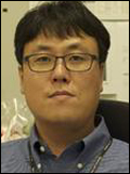 유성종(KIST연구원)
국내 연구진이 수소 연료전지 생산에 들어가는 백금의 양을 획기적으로 줄일 수 있는 원천기술을 개발, 높은 가격으로 인해 대량 생산이 어려웠던 수소 연료전지의 상용화에 청신호가 켜졌다. 이번 연구는 국내 독자적인 원천기술 확보 뿐만 아니라 연료전지 대중화의 토대가 돼 자동차업계에도 영향을 미치는 획기적인 것으로 평가된다.