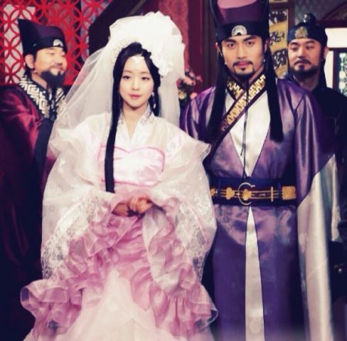 홍수아(좌측부터/탤런트/영화배우),이종수(영화배우)
홍수아가 성형설에 이어 의상 논란으로 누리꾼들의 도마 위에 올랐다.
