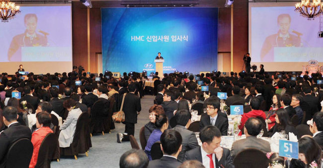 <YONHAP PHOTO-0615> 현대차 사내협력업체 근로자 200명 정규직 입사 (울산=연합뉴스) 현대자동차가 정규직으로 채용한 사내협력업체 근로자 전체 600명 가운데 신입사원 입문교육을 마친 200명이 먼저 정규직 명찰을 달았다.이들은 지난 29일 울산 현대호텔에서 입사식을 가졌다. 2013.3.31 <<현대자동차>> young@yna.co.kr/2013-03-31 14:09:57/ <저작권자 ⓒ 1980-2013 ㈜연합뉴스. 무단 전재 재배포 금지.>
<YONHAP PHOTO-0615> 현대차 사내협력업체 근로자 200명 정규직 입사 (울산=연합뉴스) 현대자동차가 정규직으로 채용한 사내협력업체 근로자 전체 600명 가운데 신입사원 입문교육을 마친 200명이 먼저 정규직 명찰을 달았다.이들은 지난 29일 울산 현대호텔에서 입사식을 가졌다. 2013.3.31 <<현대자동차>> young@yna.co.kr/2013-03-31 14:09:57/ <저작권자 ⓒ 1980-2013 ㈜연합뉴스. 무단 전재 재배포 금지.>
