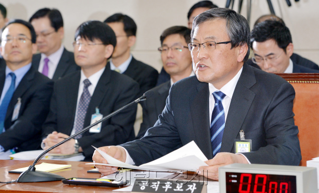 국회 미래창조과학방송통신위원회는 1일 오전  최문기 미래창조과학부 장관 내정자에 대한 인사청문회를 실시하고 있다. 박현구 기자phko@heraldcorp.com
최문기 미래창조과학부 장관 후보자가 1일 국회에서 열린 인사청문회에 참석해 답변하고 있다. 이날 청문회에서 최 후보자는 박근혜 정부의 공약인 창조형ㆍ선도형 경제의 주력 부서로서의 포부를 밝혔지만, 야당 의원들은 세금탈루, 부동산 관련 의혹, 사외이사 겸임, 특정기업과의 유착관계, 학술 논문 중복 게재 의혹을 집중적으로 파고들었다. 반면 새누리당은 최 후보자의 정책적 비전과 리더십에 별다른 문제가 없다고 보고 적격 판정을 검토하고 있다.  박현구 기자/phko@