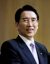 신창재(기업인/교보생명대표이사회장/대산문화재단이사장)
신창재(사진) 교보생명 회장은 1일 새 사업연도를 맞아 ‘질풍경초(疾風勁草. 고난과 역경을 겪은 후에 진가를 안다)’ 의 심정으로 저금리와 규제 강화 등 생명보험업계에 닥친 어려움을 슬기롭게 이겨내자고 강조했다.