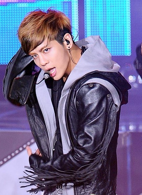 종현(김종현/가수/샤이니)
아이돌그룹 샤이니의 멤버 종현(23)이 동호대교에서 가드레일을 들이받는 교통사고로 응급실에 실려갔다.
