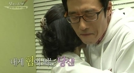 이윤석(MC/개그맨)
31일 방송된 KBS2 ‘해피선데이-남자의 자격’에서는 2009년부터 지금까지 약 4년간 ‘남자의 자격을 빛낸 101명의 사람들’인 웃음과 감동을 줬던 인물들을 만나 감사의 인사를 전하고 선물을 전달하는 미션이 펼쳐졌다.