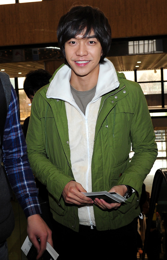 이승기(가수/탤런트)
Celebrated Japanese writer Banana Yoshimoto is writing a serial romance novel inspired by popular Korean actor and singer Lee Seung-gi, Lee’s local agency announced on Monday.