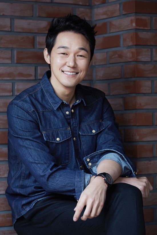 박성웅(영화배우)
영화 ‘신세계’가 지난 주말 관객 450만을 돌파함과 더불어 배우 박성웅의 ‘500만 돌파 집짓기 공약’이 지켜질 지 팬들의 이목이 집중되고 있다.