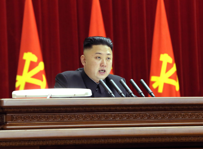 김정은(정치인/북한국방위원회제1위원장)
노동당 중앙위원회 전원회의 지도하는 北 김정은 (평양 조선중앙통신=연합뉴스) `북한 김정은 국방위원회 제1위원장이 지난 달 31일 당중앙위원회청사에서 열린 노동당 중앙위원회 전원회의에 참석해 지도하고 있다'고 조선중앙 통신이 1일 보도했다. 2013.4.1 photo@yna.co.kr (끝)
North Korean leader Kim Jung-un speaks during a meeting of the Central Committee of the Workers’ Party on Sunday in this photo released by its official Korean Central News Agency.   Yonhap News