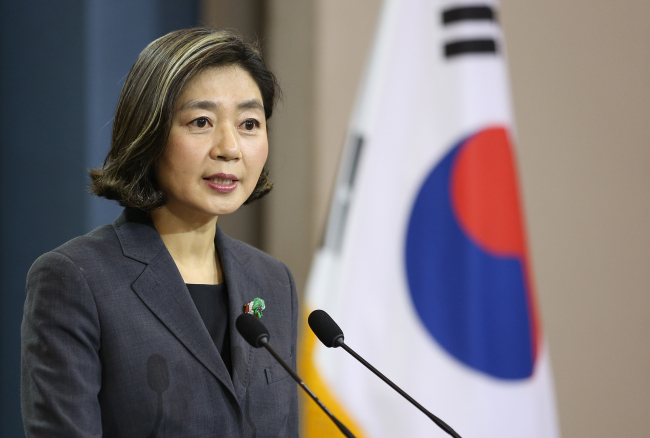 김행(정무직공무원/전신문인/대통령비서실대변인)
지난 주말 청와대는 엠바고를 요청한 5개 주요 대사 임명을 불과 몇 수십분 후 본인들이 누설하는 전례없는 외교적 결례를 저질렀다.