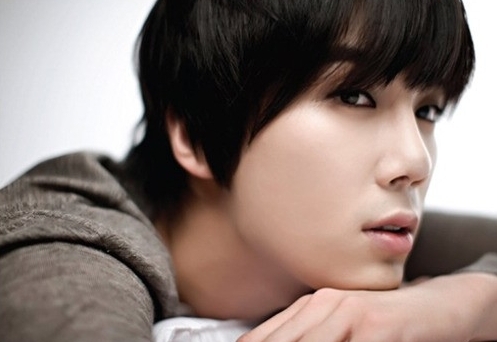 박정민(로메오/가수/뮤지컬배우/SS501)
가수 박정민이 만우절을 맞아 깜짝 놀랄만한 거짓말을 퍼트렸다.