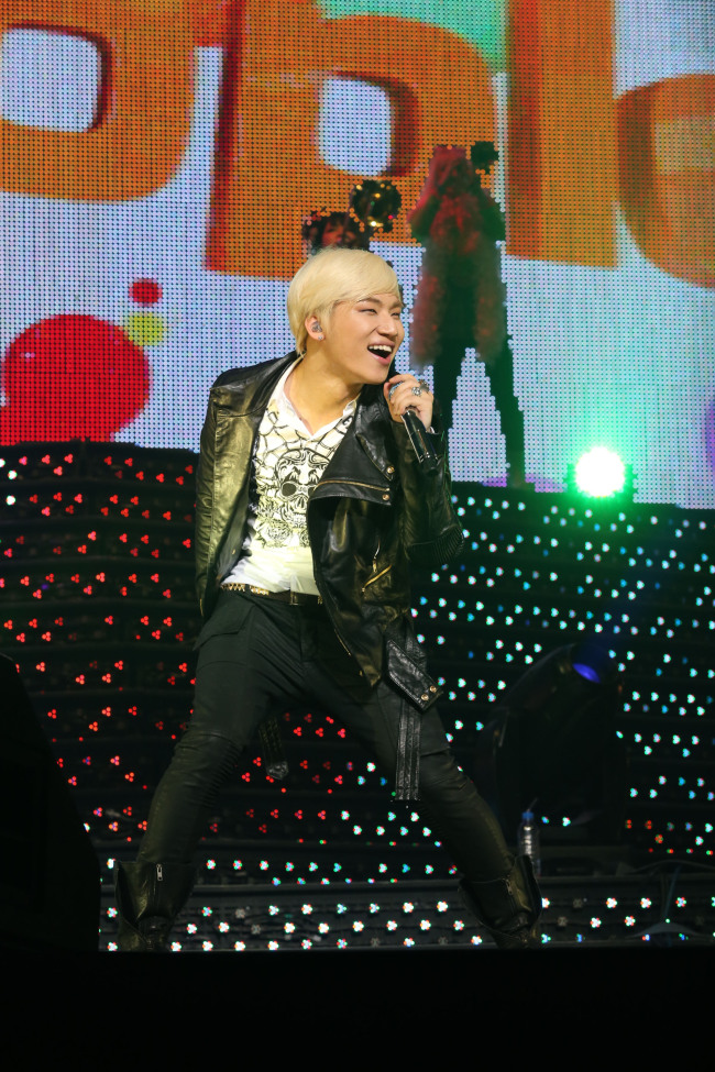 대성(강대성/가수/뮤지컬배우/빅뱅)
빅뱅 대성의 첫 솔로 투어 ‘D-LITE D’scover Tour 2013 in Japan ～DLive～’ 일본 부도칸 공연이 2만 4000명의 관객을 동원하며 대성황을 이뤘다.