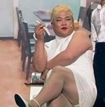 김준현(개그맨/가수)
김준현은 지난 31일 방송된 KBS2TV ‘개그콘서트’의 코너 ‘생활의 발견’에서 할리우드 여배우 샤론스톤으로 변신하고 등장했다.
　