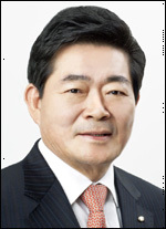 김기동(기초단체장/교수/서울특별시광진구구청장)
김기동<사진> 광진구청장은 2일 구청대강당에서 열린 ‘민방위 신규 편성대원 교육’에 참석해 “오늘 민방위교육은 구민들을 위험으로부터 보호하고, 재난ㆍ재해로부터 안전을 지킬 수 있도록 안보교육과 재난대비, 응급처치 위주로 진행될 것”이라며 “오늘 교육이 재난 대응 역량을 강화하는 계기가 되시길 바라며, 지역 주민의 안위를 책임진다는 사명감과 긍지를 가지고 지역사회 안전 수호와 구민의 평안을 위해 봉사해주시기 바란다”고 말했다.