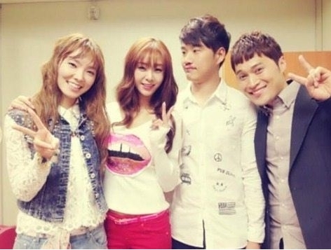 신보라(좌측부터/개그우먼),지나(최지나/가수),김기리(개그맨),송준근(개그맨)
KBS2 ‘개그콘서트’의 ‘생활의 발견’ 코너에 출연 중인 신보라(왼쪽에서 첫 번째)와 김기리(왼쪽에서 세 번째)가 4개월째 교제 중이다. 지난달 31일 이 코너 초대손님 지나(왼쪽에서 두번째)가 자신의 트위터에 올린 기념 인증샷에서 김기리의 시선이 묘하다.