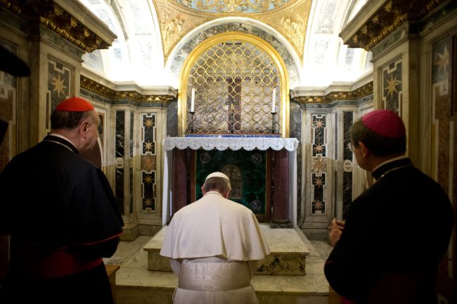 Pope Francis (center) prays in the Vatican’s necropolis during his visit to St. Peter’s tomb underneath St. Peter’s Basilica at the Vatican on Monday.
AFP-Yonhap News