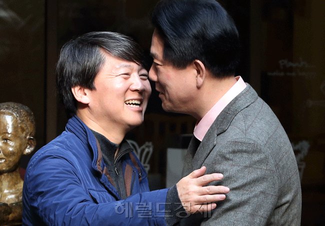안철수(좌측부터/전기업인/전교수),이동섭(정당인/전교수)
안 후보 측 관계자는 이날 헤럴드경제와의 통화에서 “민주통합당이든, 새누리당이든 당적은 중요하지 않다. 모두 같이 가야 할 상대”라면서 “지금으로선 민주당에 선거지원을 요청할 생각이 없다”고 했다. 민주당이 거듭 “안 후보 측의 요청이 있다면 지원하겠다”는 뜻을 밝혔는데도, 안 후보 측이 ‘원군’을 무시하고 있는 것이다.