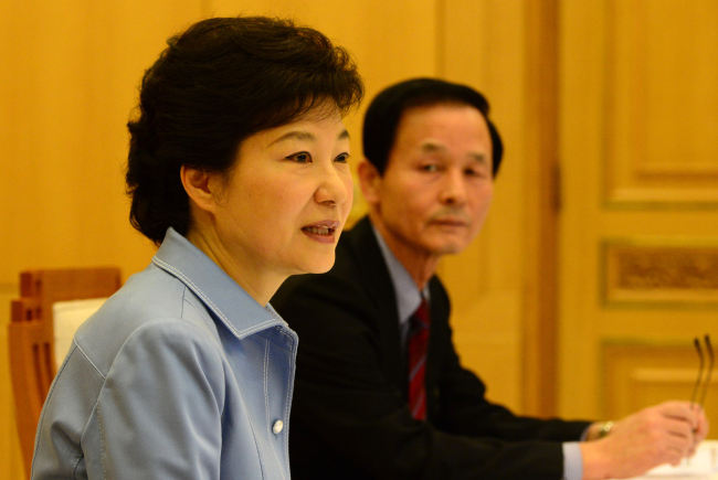 President Park Geun-hye speaks while National Security Office chief Kim Jang-soo looks on at a meeting of top foreign affairs and security officials at Cheong Wa Dae, Tuesday.   Chung Hee-cho/The Korea Herald