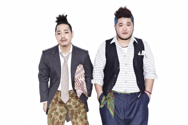 봉구(좌측부터/이봉구/길구봉구/가수),길구(강길구/가수/길구봉구)
강렬한 인상의 남성듀오가 나타났다. 이름 역시 한 번 들으면 쉽게 잊히지 않을 길구봉구가 그 주인공이다.