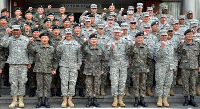 Senior officers from South Korea’s 26th Mechanized Infantry Division and the U.S. 2nd Infantry Division gather at the Korean division’s headquarters in Yangju, Gyeonggi Province, Monday. Among them are Commander Maj. Gen. Hyeong Seong-woo (fourth from left, front row) and his counterpart Maj. Gen. Edward. D. Cardon (fifth from left).   Kim Myung-sub/The Korea Herald