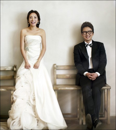 정경미(좌측부터/개그우먼/가수),윤형빈(윤성호/개그맨/가수)
2013년 1월 1일, 새해 첫 날 전국을 강타한 톱뉴스는 대한민국 미녀 배우의 대명사 김태희와 ‘월드스타’ 가수 비의 열애 소식이었다. 언론 매체들은 앞 다퉈 일제히 이들의 열애설을 대서특필로 전했다.