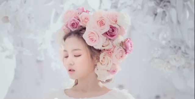 이하이(가수)
오디션 프로그램 출연 가수들은 아마추어인 상태에서 여러 단계의 경연 점수를 따기 위해 많은 걸 보여주어야 한다. 별의별 시도를 다 한다. 그러다 막상 정규 1집이나 디지털 싱글로 정식 데뷔할 때 보면 새로운 맛이 덜 난다. 이미지의 소진은 모든 오디션 출신 가수들이 극복해야 하는 딜레마이기도 하다.