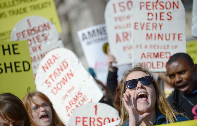 Demonstrators from Amnesty International chant outside the White House in Washington, D.C., on March 22 for a comprehensive global arms trade treaty.   AFP-Yonhap News