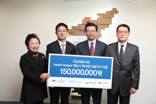 Amore Pacific
Lee Yoon (second from left), executive vice president of AmorePacific, poses after delivering a donation of 150 million won to Vietnam’s Qui Nhon city last week.   AmorePacific