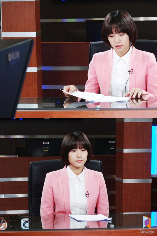 조윤희(탤런트/영화배우)
지난 1일 ‘나인’ 7회에서는 아버지의 죽음을 둘러싼 진실을 파헤치기 위해 앵커 교체를 요청한 이진욱과 그를 대신해 데스크에 앉아 방송을 진행해야 하는 조윤희의 모습이 방송됐다.