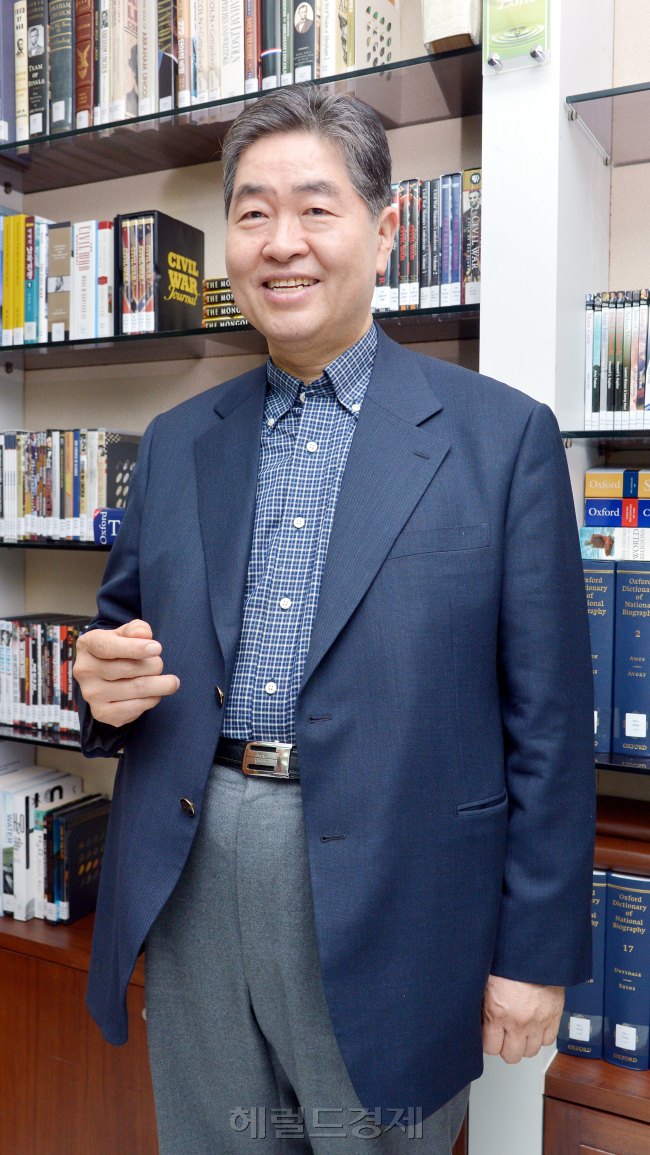 김영훈 대성그룹 회장 인터뷰. 박현구 기자phko@heraldcorp.com 2013.03.27
김영훈 대성그룹 회장 인터뷰. 박현구 기자phko@heraldcorp.com 2013.03.27