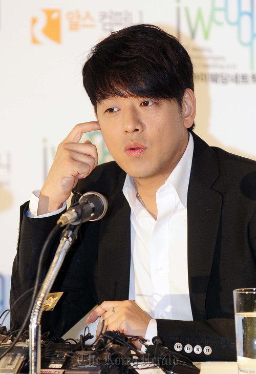 류시원(탤런트/가수)
배우 류시원(41)이 이혼소송 중인 전부인에게 협박 혐의로 피소된 것에 대해 “악의적인 행동”이라는 공식입장을 밝혔다.
