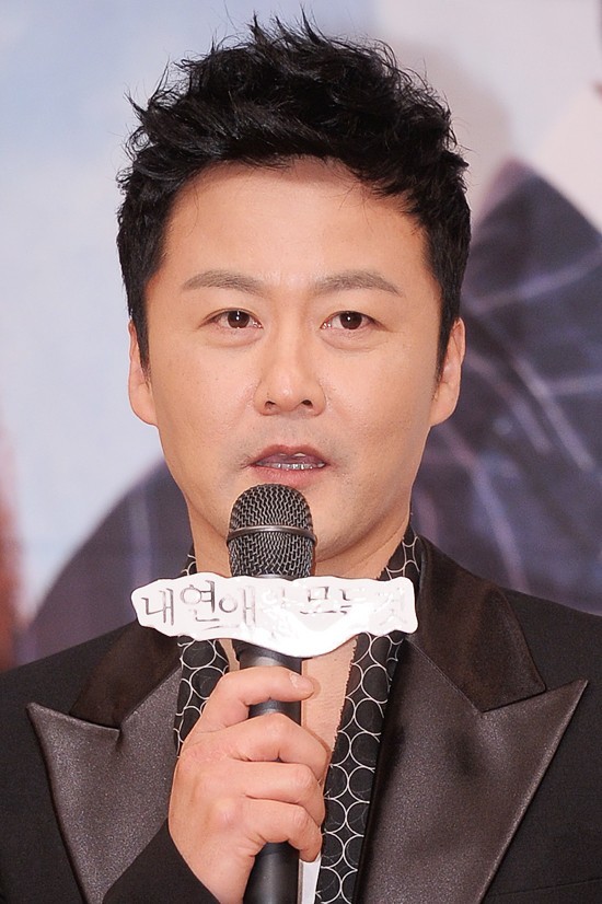 공형진(영화배우/탤런트)
공형진은 4월 2일 서울 목동 SBS 신사옥에서 열린 SBS 새 수목드라마 ‘내 연애의 모든 것’(극본 권기영, 연출 손정현)의 제작발표회에 참석해 “동료 배우들과 상의를 한 결과, 시청률 20%를 넘으면 여장과 치어리더 복장을 하겠다"고 해 주위를 놀라게 했다.