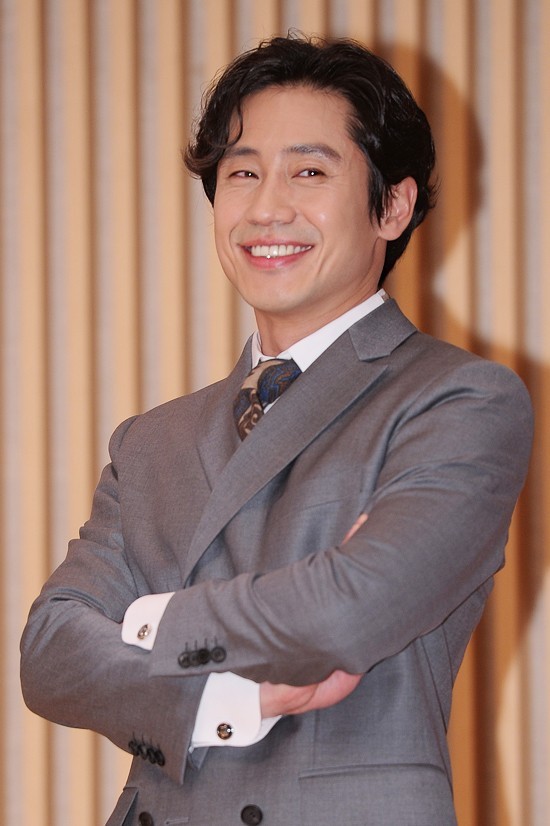 신하균(영화배우)
신하균은 4월 2일 서울 목동 SBS 신사옥에서 열린 새 수목드라마 ‘내 연애의 모든 것’(극본 권기영, 연출 손정현)의 제작발표회에 참석해 “극중 김수영은 전직 판사출신 보수당 의원으로, 한마디로 표현하면 잘난 사람”이라고 말했다.