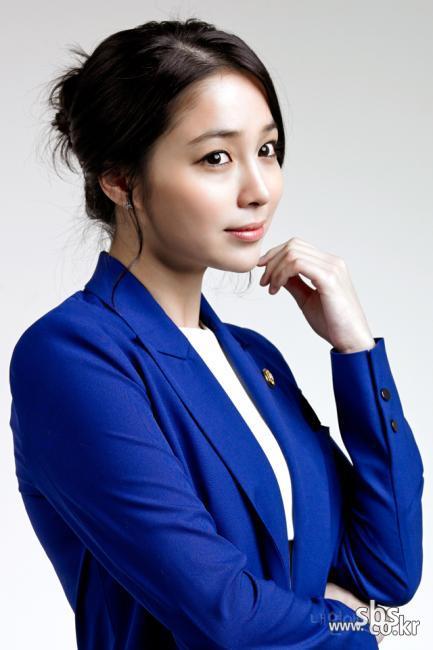 이민정(탤런트)
이민정은 2일 오후 서울 SBS 목동 사옥에서 진행된 새 수목드라마 ‘내 연애의 모든 것(극본 권기영, 연출 손정현)’ 제작발표회에 참석했다. 이날 제작발표회에서 이민정은 뒤늦게 나온 연인 이병헌과 관련한 질문에 차분한 대답으로 웃어보였다.
