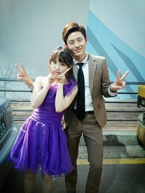 아이유(좌측부터/이지은/가수),이지훈(탤런트)
지난 1일 이지훈은 자신의 미투데이에 “내가 돈 주고 변신시키지는 않았지만 그래도 이순신씨를 위해 조비서는 열심히 했습니다. 착한 순신씨 앞으로 좋은 일만 있길. 힘든 촬영스케줄일 텐데 항상 밝은 아이유 힘내라”라는 글과 함께 사진을 올렸다.