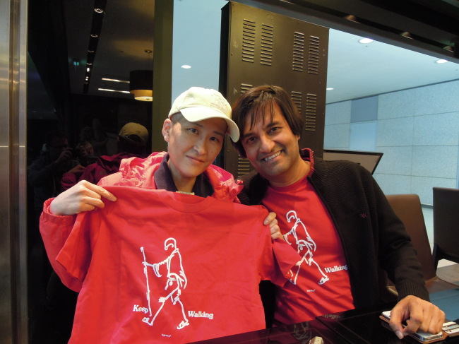 Karabeth Burton (left) and Sunil Mahtani pose at Incheon International Airport on March 23, shortly after Burton’s return from hospital in India. (Paul Kerry/The Korea Herald)