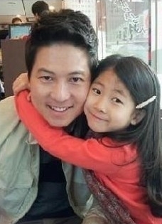 박찬민(좌측부터/아나운서),박민하(탤런트/모델)
아역배우 박민하가 아빠 박찬민과 함께 찍은 사진이 화제를 모으고 있다.