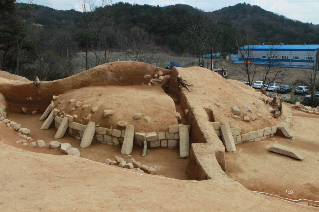 <YONHAP PHOTO-0226> 경주서 왕릉급 통일신라 고분 (경주=연합뉴스) 김태식 기자 = 경주 천북동 신당리 야산에서 발견된 왕릉급 통일신라시대 고분. 호석을 두르고 받침돌을 세웠다. 2013.4.3 << 문화부 기사참조 >> http://blog.yonhapnews.co.kr/ts1406/ taeshik@yna.co.kr/2013-04-03 07:30:40/ <저작권자 ⓒ 1980-2013 ㈜연합뉴스. 무단 전재 재배포 금지.>
<YONHAP PHOTO-0226> 경주서 왕릉급 통일신라 고분 (경주=연합뉴스) 김태식 기자 = 경주 천북동 신당리 야산에서 발견된 왕릉급 통일신라시대 고분. 호석을 두르고 받침돌을 세웠다. 2013.4.3 << 문화부 기사참조 >> http://blog.yonhapnews.co.kr/ts1406/ taeshik@yna.co.kr/2013-04-03 07:30:40/ <저작권자 ⓒ 1980-2013 ㈜연합뉴스. 무단 전재 재배포 금지.>
<YONHAP PHOTO-0226> 경주서 왕릉급 통일신라 고분 (경주=연합뉴스) 김태식 기자 = 경주 천북동 신당리 야산에서 발견된 왕릉급 통일신라시대 고분. 호석을 두르고 받침돌을 세웠다. 2013.4.3 << 문화부 기사참조 >> http://blog.yonhapnews.co.kr/ts1406/ taeshik@yna.co.kr/2013-04-03 07:30:40/ <저작권자 ⓒ 1980-2013 ㈜연합뉴스. 무단 전재 재배포 금지.>