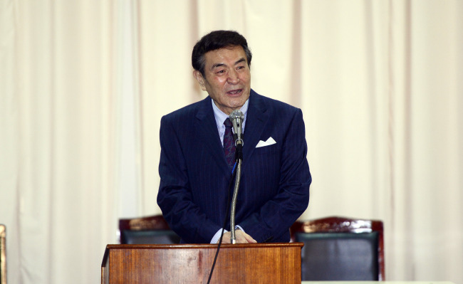 2일 오후 남산동 1가 영화감독협회 시사회실에서 실시된 한국영화인 총연합회 제25대 회장선거에 당선된 남궁원 회장이 제53차 사단법인 한국영화인총연합회 임원개선 정기총회를 진행하고 있다. 박해묵 기자/mook@heraldcor.com
2일 오후 남산동 1가 영화감독협회 시사회실에서 실시된 한국영화인 총연합회 제25대 회장선거에 당선된 남궁원 회장이 제53차 사단법인 한국영화인총연합회 임원개선 정기총회를 진행하고 있다. 박해묵 기자/mook@heraldcor.com
2일 오후 남산동 1가 영화감독협회 시사회실에서 실시된 한국영화인 총연합회 제25대 회장선거에 당선된 남궁원 회장이 제53차 사단법인 한국영화인총연합회 임원개선 정기총회를 진행하고 있다. 박해묵 기자/mook@heraldcor.com