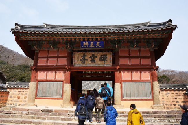선운사 경내로 들어가는 입구 천왕문. 원교 이광사가 쓴 글씨로 큰 의미를 지닌 현판이다.