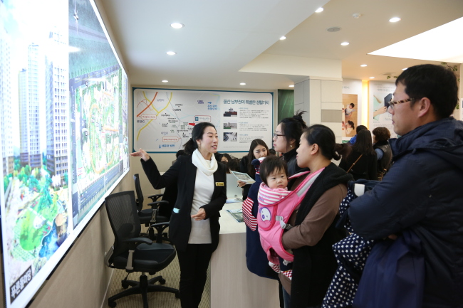 부동산시장 정상화를 위한 4.1 대책이 발표됐지만 관련 법규의 명확한 시행 시기와 적용 방법, 감세 적용 여부 등 세부내용이 확정되지 않아 집을 장만하려던 실수요자들이 주택매입 시기를 둘러싸고 큰 혼란을 겪고 있다. 사진은 예비청약자들이 한 건설업체의 견본주택 내부를 둘러보는 모습.