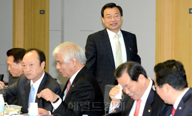 이정현 청와대 정무수석이 3일 오전 국회에서 열린 새누리당 초선의원 정책개발 조찬모임에 참석하고 있다.박현구 기자phko@heraldcorp.com
이정현 청와대 정무수석이 3일 오전 국회에서 열린 새누리당 초선의원 정책개발 조찬모임에 참석하고 있다.박현구 기자phko@heraldcorp.com